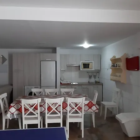 Geraeumiges Haus Mit Exklusivem Schwimmbad Und Solarium Semesterbostad