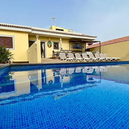 Geraeumiges Haus Mit Exklusivem Schwimmbad Und Solarium 別荘 ラス・ガジェタス